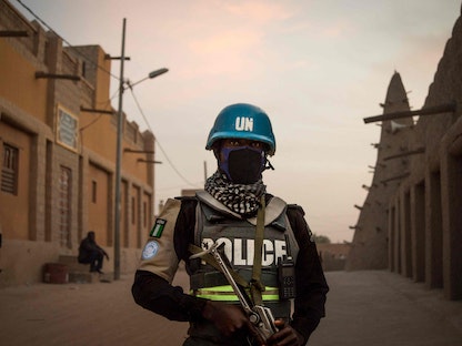 أحد جنود بعثة الأمم المتحدة في مالي "مينوسما" خلال دورية أمام المسجد الكبير في تمبكتو - 9 ديسمبر 2021. - AFP