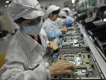 عمال في مصنع فوكسكون جنوب الصين، 27 مايو 2010 - AFP