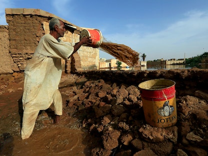 مواطن سوداني يتخلص من مياه فيضانات النيل الأزرق في أم درمان بالخرطوم - 27 أغسطس 2020 - REUTERS