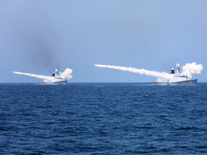 سفينتان حربيتان صينيتان تطلقان عدة صواريخ خلال مناورات عسكرية في البحر الأصفر - 7 أغسطس 2017 - REUTERS