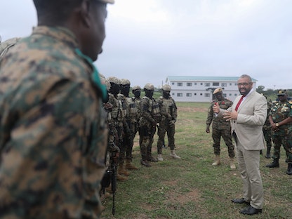 وزير الخارجية البريطاني جيمس كليفرلي يتحدث إلى جنود من القوات المسلحة في غانا بالعاصمة أكرا. 31 يوليو 2023 - AFP