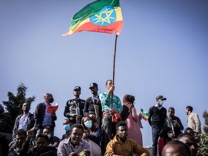 رجل يحمل العلم الإثيوبي في حفل توديع بأديس أبابا لمجندين جدد إلى جبهة القتال - 24 نوفمبر 2021 - AFP