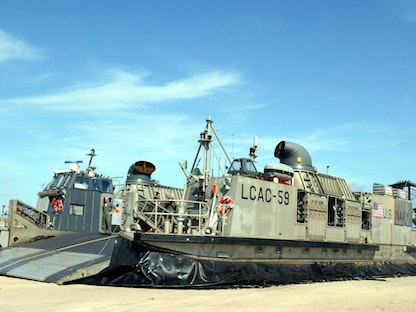 عوامة تابعة للجيش الأميركي من طراز LCAC- 59 في ماندا باي في بلدة لامو الكينية على المحيط الهندي- 15 يناير 2004  - X00975
