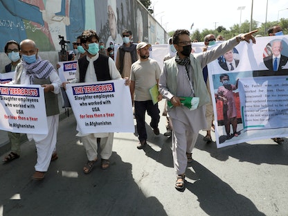 مترجمون أفغان عملوا مع القوات الأميركية سابقاً يتظاهرون أمام السفارة الأميركية في كابول- 25 يونيو 2021 - REUTERS