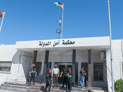 ضباط أمام محكمة أمن الدولة الأردنية حيث انعقاد جلسة الحكم في "قضية الفتنة" - 12 يوليو 2021 - AFP