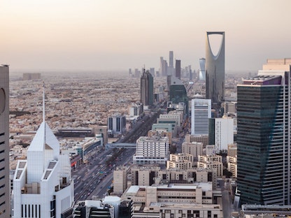 صورة جوية يظهر فيها شارع الملك فهد في مدينة الرياض وعلى جانبيه أبراج الأعمال السعودية - Getty Images