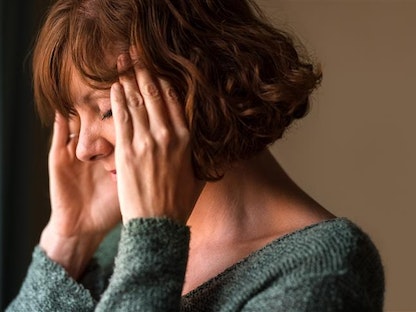 امرأة تبدو عليها أعراض التشويش والإرهاق - Getty Images