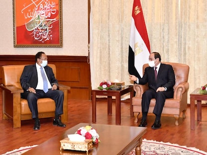 الرئيس المصري عبد الفتاح السياسي خلال لقائه رئيس الوزراء السوداني عبدالله حمدوك في الخرطوم- 6 مارس 2021 - facebook.com/Egy.Pres.Spokesman
