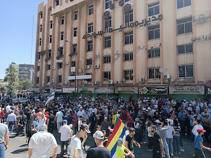 احتجاج مناهض للحكومة السورية في "ساحة الكرامة" بمدينة السويداء جنوبي البلاد- 22 أغسطس 2023 - SWEIDA 24 via REUTERS