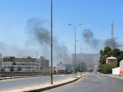 دخان يتصاعد في سماء العاصمة الليبية طرابلس بعد اشتباكات - 27 أغسطس 2022 - AFP