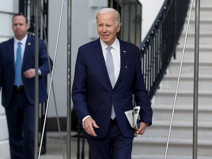 الرئيس الأمريكي جو بايدن يغادر البيت الأبيض في واشنطن. - REUTERS