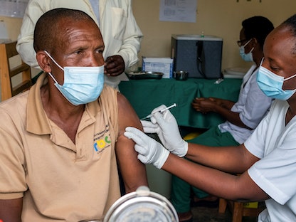 رجل يتلقى جرعة من لقاح كورونا في مستشفى بالعاصمة الرواندية كيغالي - 5 مارس 2021 - REUTERS