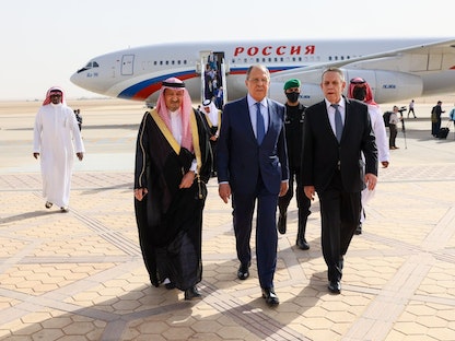 أثناء وصول وزير الخارجية الروسي سيرجي لافروف إلى العاصمة السعودية الرياض وفي استقباله نائب وزير الخارجية السعودي وليد الخريجي- 31 مايو 2022 - Twitter/@Russia_AR