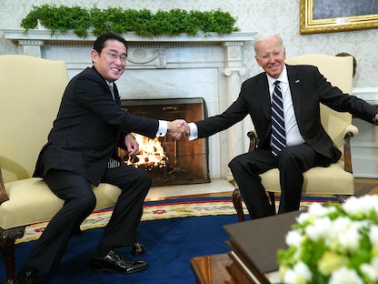 الرئيس الأميركي جو بايدن يستقبل رئيس وزراء اليابان فوميو كيشيدا في البيت الأبيض. واشنطن. 13 يناير 2023 - AFP