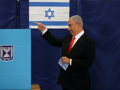 رئيس الوزراء الإسرائيلي بنيامين نتنياهو في مركز اقتراع بمدينة القدس. 23 مارس 2021 - REUTERS