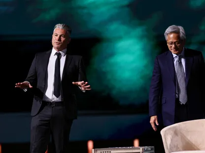 الرئيس التنفيذي لشركة "هيوماين" السعودية طارق أمين (يسار) وجنسن هوانج الرئيس التنفيذي لشركة إنفيديا منتدى الاستثمار السعودي الأميركي في الرياض. 13 مايو 2025 - Reuters