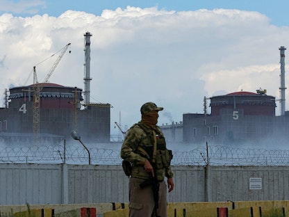 جندي روسي أمام محطة زابوروجيا للطاقة النووية جنوب شرقي أوكرانيا. 4 أغسطس 2022 - REUTERS