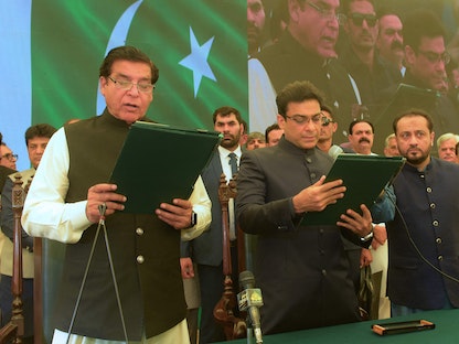 رئيس مجلس النواب الباكستاني رجا برفيز أشرف (إلى اليسار) يؤدي القسم إلى جانب حمزة شهباز شريف (وسط) في مقاطعة البنجاب في لاهور- 30 أبريل 2022 - AFP