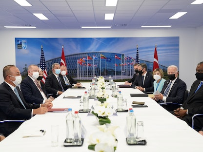 الرئيس الأميركي جو بايدن والرئيس التركي رجب طيب أردوغان، خلال لقاء وفدي البلدين في قمة الناتو ببروكسيل، 14 يونيو 2021 - REUTERS