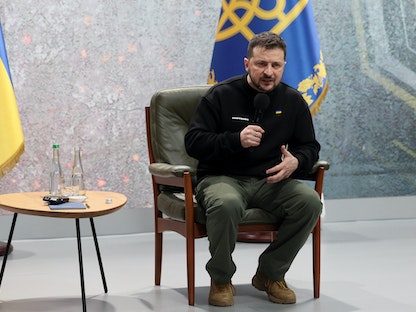 الرئيس الأوكراني فولودومير زيلينسكي خلال مؤتمر صحافي في كييف بعد مرور عام على بداية الغزو الروسي. 24 فبراير 2023 - REUTERS
