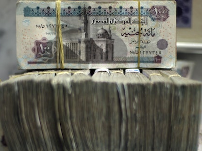 رزم نقدية بالعملة المصرية في أحد محال الصرافة بالعاصمة القاهرة. 5 يونيو 2014 - REUTERS