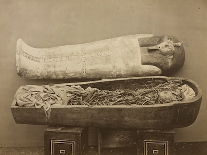 مومياء ملكية سيتم نقلها من المتحف المصري في التحرير إلى متحف الحضارة بالفسطاط - - تصوير الألماني إميل بروجش في عام (١٨٨١) - الشرق