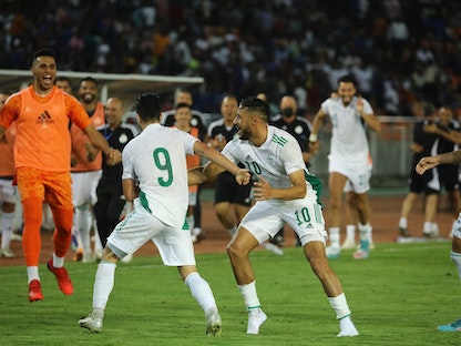 لاعبو الجزائر يحتفلون بعد التسجيل في مرمى تنزانيا في تصفيات كأس أمم إفريقيا 2023 - 8 يونيو 2022 - TWITTER/@DZfoot
