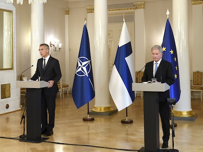 الرئيس الفنلندي ساولي نينيستو (يمين) إلى جانب الأمين العام لحلف شمال الأطلسي (الناتو) ينس ستولتنبرج (يسار) في هلسنكي- 25 أكتوبر 2021.  - via REUTERS
