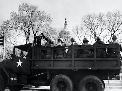 سيارة تنقل عدداً من الجنود إلى مبنى الكابيتول في واشنطن. 5 أبريل 1968 - AFP
