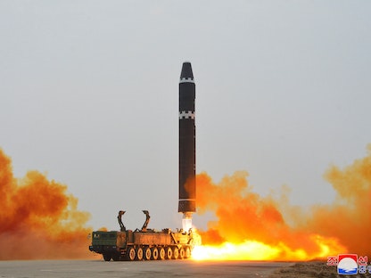 إطلاق صاروخ باليستي "Hwasong-15" عابر للقارات من مطار بيونج يانج الدولي. 19 فبراير 2023 - REUTERS
