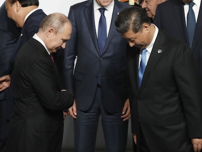 الرئيس الصيني شي جين بينج ونظيره الروسي فلاديمير بوتين خلال قمة مجموعة العشرين في أوساكا باليابان - 28 يونيو 2019 - Bloomberg