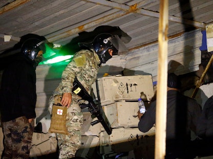 ضباط شرطة مكافحة الشغب العراقية يقومون بأعمال تفتيش - REUTERS