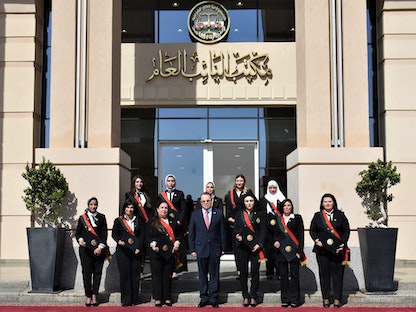 النائب العام المصري يستقبل يتوسط عضوات للنيابة العامة عقب انتهاء ترديب تأهيلي أمام مقر النيابة في القاهرة. 23 سبتمبر 2021. - ppo.gov.eg