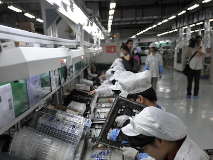 عمال صينيين في مصنع فوكسكون جنوب الصين في هذه صورة التقطت في 27 مايو 2010 - AFP