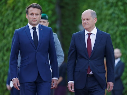 المستشار الألماني أولاف شولتز والرئيس الفرنسي إيمانويل ماكرون في برلين. 09 مايو 2022 - REUTERS