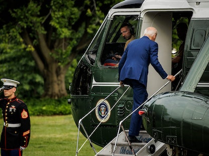 الرئيس الأميركي جو بايدن أثناء مغادرته البيت الأبيض متوجهاً إلى ديلاوير. 7 يوليو 2022. - AFP