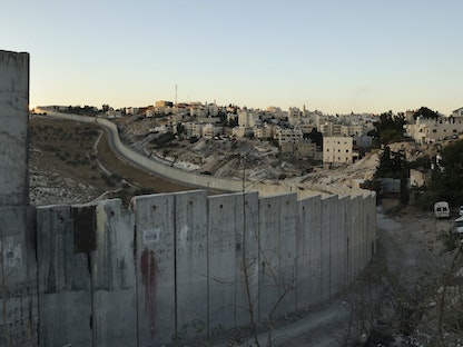 جدار الفصل الإسرائيلي يخترق بلدة أبو ديس بالضفة الغربية في ضواحي القدس - 8 نوفمبر 2021 - AFP