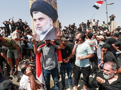 متظاهرون من أنصار التيار الصدري في ساحة التحرير بوسط العاصمة العراقية بغداد - 30 يوليو 2022  - AFP