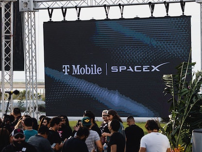 مؤتمر لإعلان تعاون مشترك بين سبيس إكس و"T-Mobile" - Bloomberg