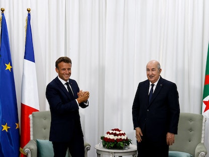 الرئيس الفرنسي إيمانويل ماكرون مع نظيره الجزائري عبد المجيد تبون في القصر الرئاسي بالعاصمة الجزائر - 25 أغسطس 2022 - AFP