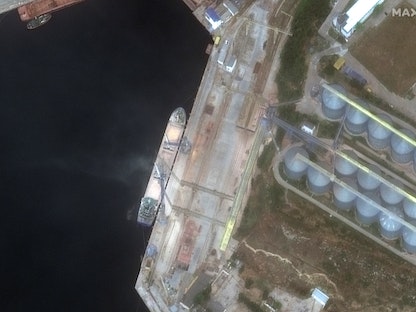 صور بالأقمار الصناعية تظهر تحميل سفينة بالحبوب في ميناء سيفاستبول الذي تسيطر عليه روسيا بشبه جزيرة القرم – 12 يونيو 2022 - via REUTERS