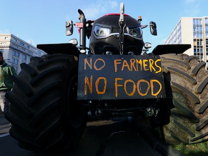 مزارعون في بروكسل يحتجون على سياسة الحكومة للحد من انبعاثات النيتروجين. بروكسل. 3 مارس 2023 - REUTERS