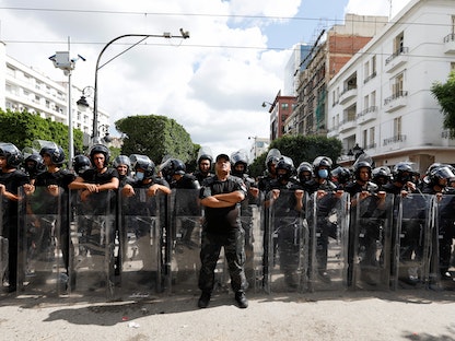 جانب من التواجد الأمني خلال الاحتجاجات المناهضة لإجراءات الرئيس التونسي - 10 أكتوبر 2021 - REUTERS