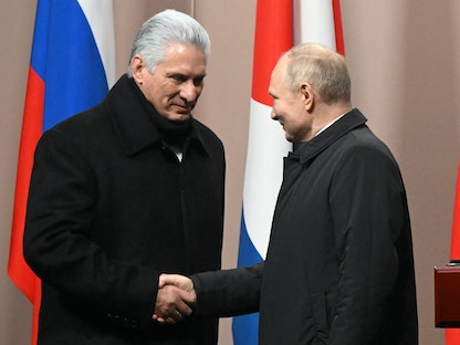 الرئيسان الكوبي ميجيل دياز كانيل والروسي فلاديمير بوتين يتصافحان في موسكو. 22 نوفمبر 2022 - via REUTERS