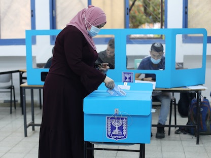 ناخبة عربية تدلي بصوتها في الانتخابات الإسرائيلية في كفر مندا - 23 مارس 2021 - REUTERS