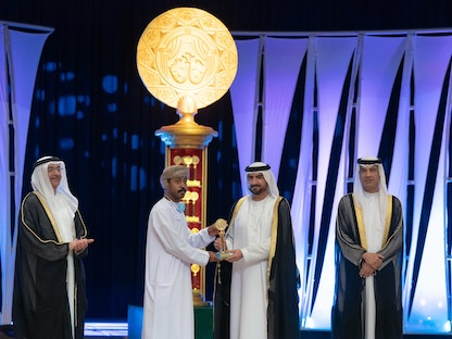 الشيخ عبد الله بن سالم بن سلطان القاسمي، نائب حاكم إمارة الشارقة، يكرم الفائزين في حفل ختام الدورة الـ31 من أيام الشارقة المسرحية، الإمارات العربية المتحدة - 25 مارس 2022.