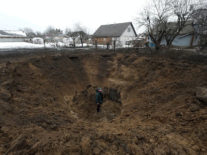 آثار قصف صاروخي روسي في ضواحي كييف. 14 يناير 2023 - REUTERS