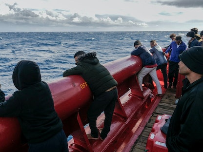 مهاجرون على متن سفينة الإنقاذ "أوشن فايكنج" في البحر الأبيض المتوسط ​​- 6 نوفمبر 2022.  - via REUTERS