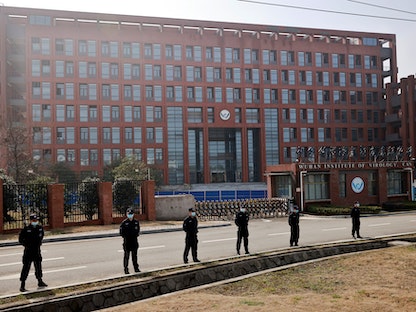 عناصر من الأمن الصيني في محيط معهد ووهان لعلم الفيروسات في الصين - 3 فبراير 2021 - REUTERS