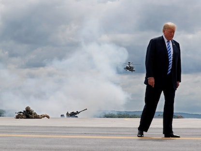 الرئيس الأميركي دونالد ترمب يحضر تدريبات عسكرية في مدينة فورت درام في نيويورك- 13 أغسطس2018.  - REUTERS